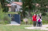 Mejor que sólo un hospital o un asilo, en Francia edificaron toda una villa para personas con Alzheimer