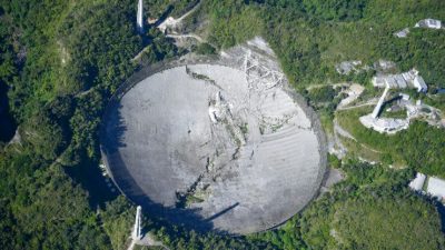 Este vídeo muestra el colapso del Observatorio de Arecibo desde diferentes ángulos