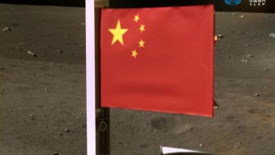 Agencia espacial de China publica imágenes de bandera nacional desplegada en la Luna