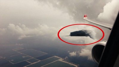 Filmaron el momento exacto en que dos gigantescos OVNIs volaron al ras de un avión