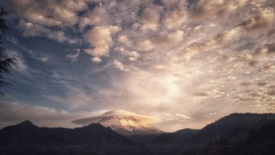 Captan increíble imagen de una nube lenticular sobre el volcán Popocatépetl