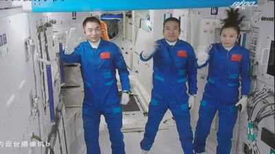 Astronautas de Shenzhou-13 de China ingresan a módulo central de estación espacial