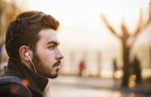 Deja a tus oídos descansar: el uso prolongado de auriculares puede causar problemas con la producción de cera de tu oído