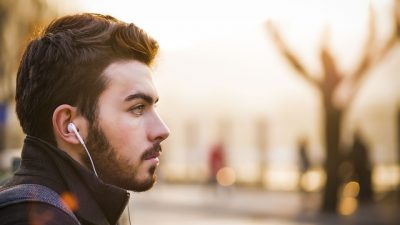 Deja a tus oídos descansar: el uso prolongado de auriculares puede causar problemas con la producción de cera de tu oído