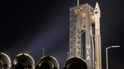 Lucy en el espacio con los asteroides troyanos de Júpiter