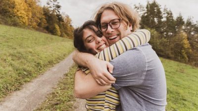 ¿Cómo es el abrazo perfecto, según la ciencia?