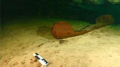 Arqueólogos localizan canoa prehispánica en un cenote durante proyecto del Tren Maya