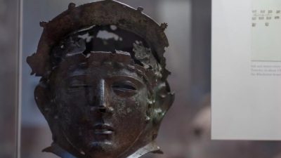 Descubren en Turquía una máscara de hierro de soldado romano de hace 1.800 años