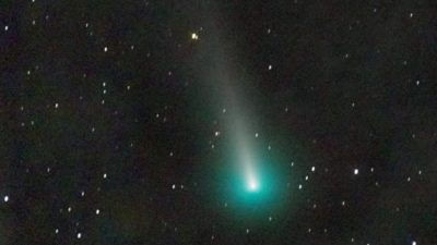 El cometa Leonard extiende su enorme cola por última vez y sale expulsado del Sistema Solar para siempre