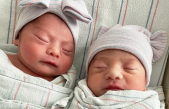 Una mujer dio a luz a gemelos que nacieron en 2021 y 2022