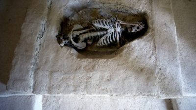 Revelan el misterio de por qué pintaban los huesos de los entierros en el Neolítico