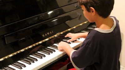 Tocar un instrumento musical podría aumentar hasta tres puntos el cociente intelectual de los niños