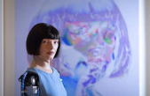 Conoce a AI-DA, el primer humanoide en pintar con inteligencia artificial