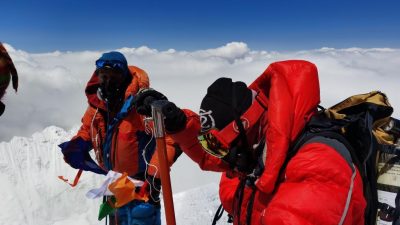 Equipo de expedición de científicos chinos llega a cumbre de monte Qomolangma