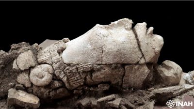 Descubren en Palenque una cabeza estucada del joven dios del maíz, vinculada a un depósito ritual.