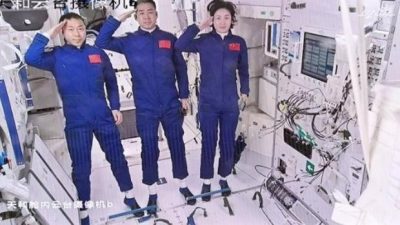Astronautas de Shenzhou-14 ingresan a nave de carga Tianzhou-4