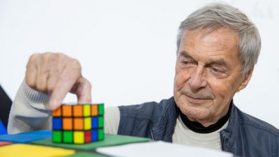 La historia de Erno Rubik, el profesor que inventó el famoso cubo de rubik