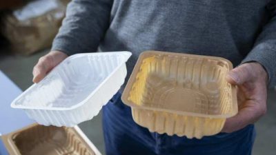 Envases biodegradables y sostenibles hechos de cáscaras de almendras y suero de queso