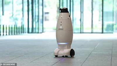 Guardias de seguridad robotizados patrullan el edificio del gobierno metropolitano de Tokio con cámaras a bordo