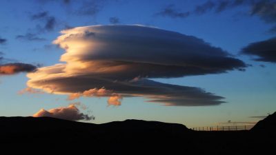 Nubes lenticulares: las misteriosas formaciones gaseosas que cobijan las montañas más altas del planeta