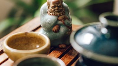 La mítica tradición de las mascotas de té, los acompañantes que traen buena fortuna en las ceremonias chinas