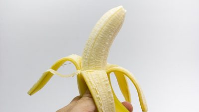 ¿Qué son las hebras blancas de los plátanos que solemos tirar?