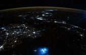 Un astronauta captura extrañas manchas azules flotando sobre la Tierra