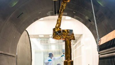 Robot espacial para reparar satélites en órbita