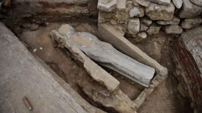 Encuentran en Notre Dame los restos de un sacerdote y un misterioso caballero medieval con el cráneo alargado