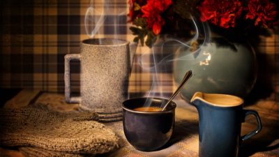 El truco infalible del café caliente para causar una buena impresión en otra persona