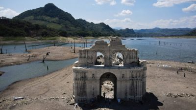 Ésta es la iglesia que emergió del agua en Chiapas a causa de la sequía extrema