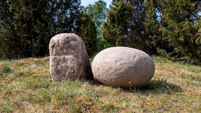 Los arqueólogos descubren una enorme piedra fálica durante las excavaciones de los entierros vikingos en Suecia