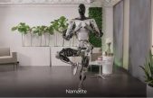 Optimus, el robot humanoide de Tesla, ya aprendió a hacer yoga