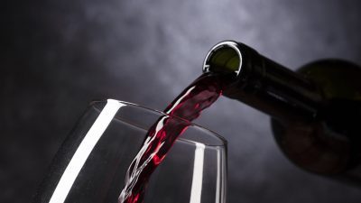 Revelan posible causa de dolor de cabeza tras beber vino