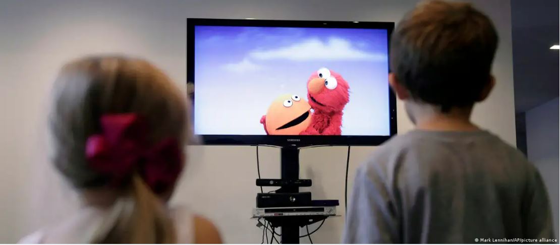 Exposición a pantallas frena desarrollo verbal de los niños